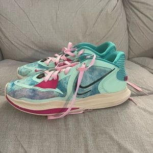 Women’s turquoise Nike tennis shoes